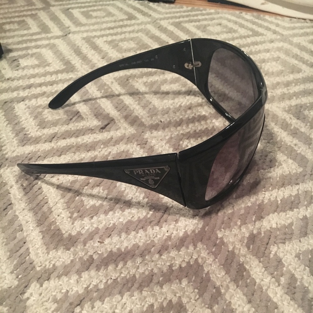 Excellent condition, never worn. Purchased for gft